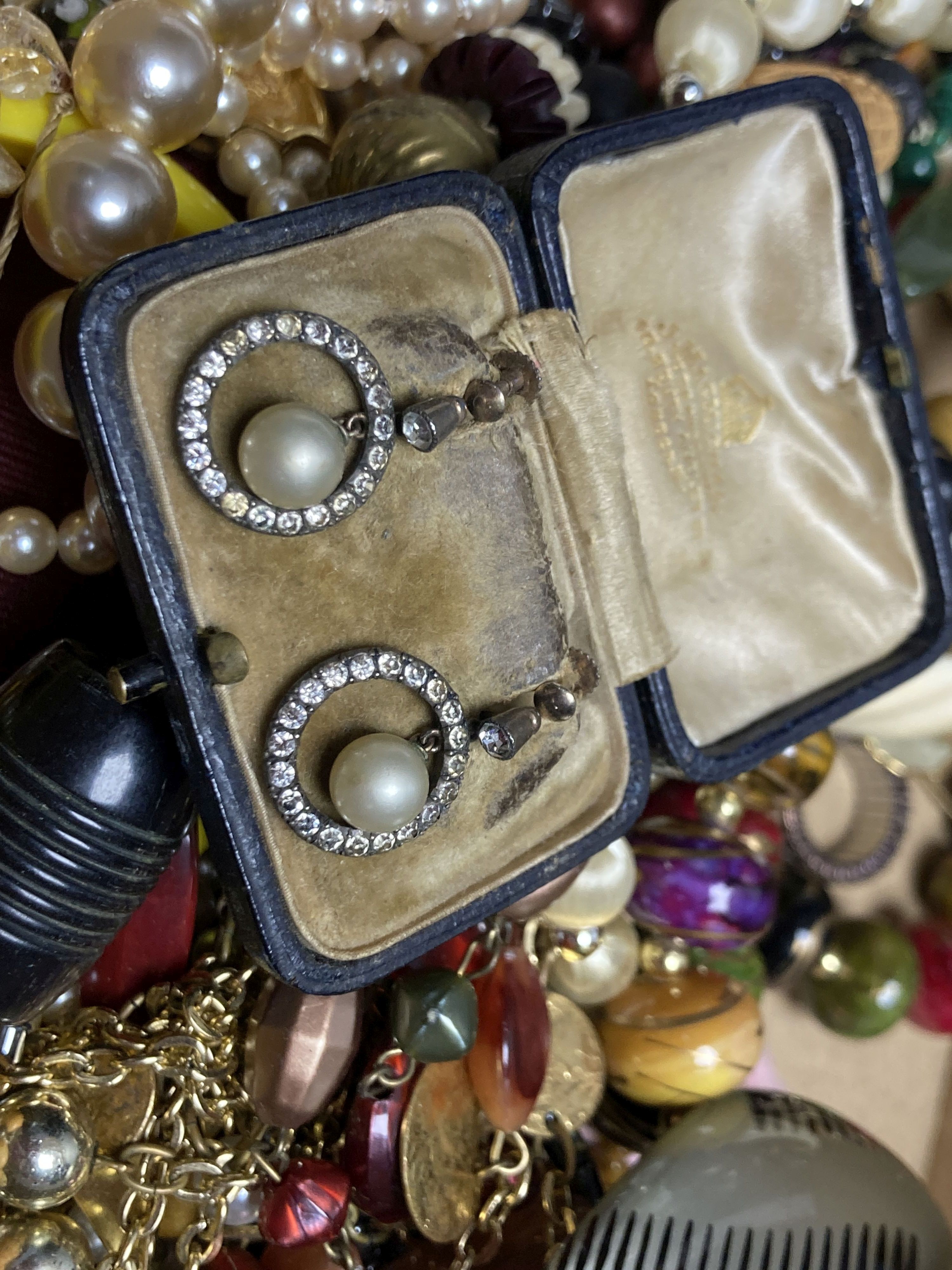 Assorted costume jewellery.